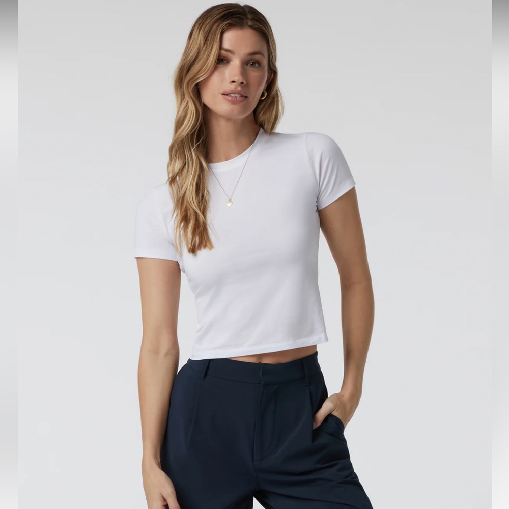 Vuori Feather Baby Tee in white size small